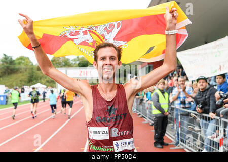 Vincitore Marathon Uomini: Simon Stuetzel nel suo giro d'onore. GES/Atletica/Baden-Marathon, 23.09.2018 | Utilizzo di tutto il mondo Foto Stock