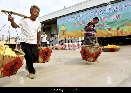 Nantong, cinese della provincia di Jiangsu. 23 Sep, 2018. Gli abitanti di un villaggio di prendere parte a un grano che trasportano contest nel villaggio di Changgang della comunità Rucheng in Rugao, est cinese della provincia di Jiangsu, Sett. 23, 2018. Le persone in tutta la Cina tenere varie attività per celebrare il paese della prima gli agricoltori' Harvest Festival, che cade il 7 settembre 23 Quest'anno. Credito: Wu Shujian/Xinhua/Alamy Live News Foto Stock