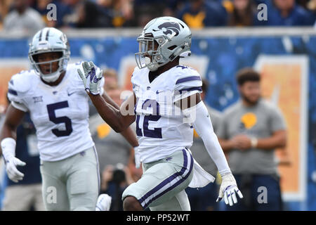 Morgantown, West Virginia, USA. Il 22 settembre, 2018. Kansas State Wildcats defensive back AJ PARKER (12) celebra una intercettazione durante la grande 12 del gioco del calcio giocato al campo alpinista a Morgantown WV. WVU beat Kansas State 35-6. Credito: Ken Inness/ZUMA filo/Alamy Live News Foto Stock