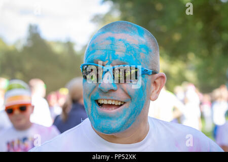 Warrington, Regno Unito. 23 Sett 2018. Bolla di colore Run - Oltre 800 persone hanno scelto per ottenere opener con vernice in polvere e di ottenere bubbly come essi camminare, correre o eseguire il 3km di corso per raccogliere fondi per San Rocco's Ospizio. San Rocco's ospizio fornisce specialista della cura e del sostegno di tutta Warrington, aiutando coloro che sono di fronte a una vita-limitando la malattia Credito: John Hopkins/Alamy Live News Foto Stock