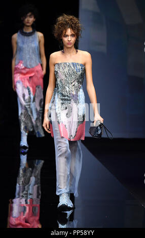 Milano, Italia. 23 Sep, 2018. I modelli a piedi la pista al Giorgio Armani fashion show nel corso Milano, Italia Fashion Week Primavera/Estate 2019 di Milano, Italia, il 7 settembre 23, 2018. Credito: Xinhua/Alamy Live News Foto Stock