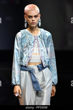 Milano, Italia. 23 Sep, 2018. Un modello di passeggiate la pista al Giorgio Armani fashion show nel corso Milano, Italia Fashion Week Primavera/Estate 2019 di Milano, Italia, il 7 settembre 23, 2018. Credito: Xinhua/Alamy Live News Foto Stock