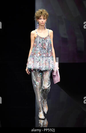 Milano, Italia. 23 Sep, 2018. Un modello di passeggiate la pista al Giorgio Armani fashion show nel corso Milano, Italia Fashion Week Primavera/Estate 2019 di Milano, Italia, il 7 settembre 23, 2018. Credito: Xinhua/Alamy Live News Foto Stock