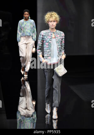 Milano, Italia. 23 Sep, 2018. I modelli a piedi la pista al Giorgio Armani fashion show nel corso Milano, Italia Fashion Week Primavera/Estate 2019 di Milano, Italia, il 7 settembre 23, 2018. Credito: Xinhua/Alamy Live News Foto Stock