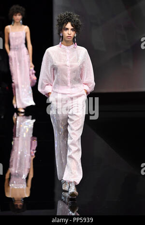 Milano, Italia. 23 Sep, 2018. I modelli a piedi la pista al Giorgio Armani fashion show nel corso Milano, Italia Fashion Week Primavera/Estate 2019 di Milano, Italia, il 7 settembre 23, 2018. Credito: Xinhua/Alamy Live News Foto Stock