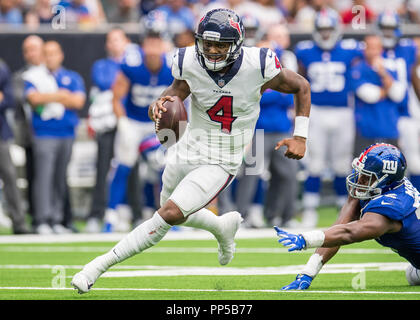 Houston, TX, Stati Uniti d'America. 23 Sep, 2018. Houston Texans quarterback Deshaun Watson (4) corre con la palla durante il quarto trimestre di NFL di una partita di calcio tra i Texans di Houston e New York Giants a NRG Stadium di Houston, TX. I Giganti ha vinto il gioco da 27 a 22. Trask Smith/CSM/Alamy Live News Foto Stock