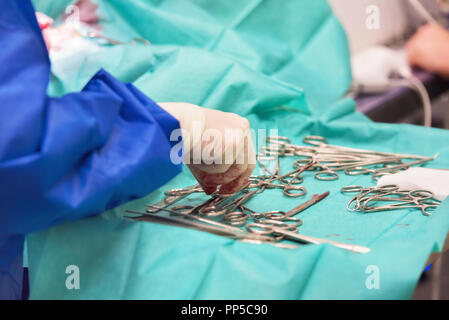 Medico di fondo. Strumenti chirurgici in sala operatoria Foto Stock