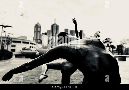 Sculture in ottone presso il Teatro di Stato con una vista di Melbourne in background, Melbourne VIC, Australia Foto Stock