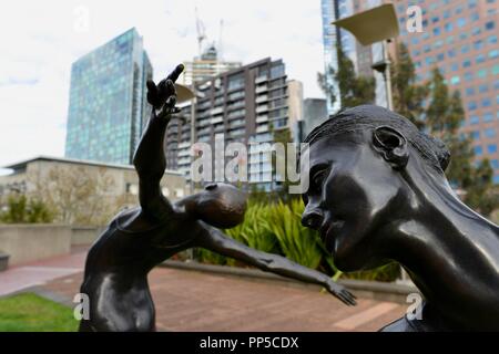 Sculture in ottone presso il Teatro di Stato con una vista di Melbourne in background, Melbourne VIC, Australia Foto Stock