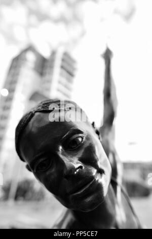 Sculture in ottone presso il Teatro di Stato con una vista di Melbourne in background, Melbourne VIC, Australia Foto Stock