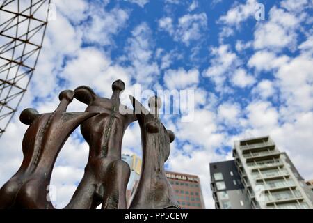 Sculture in ottone presso il Teatro di Stato con una vista di Melbourne in background, Melbourne VIC, Australia Foto Stock