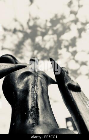 Sculture in ottone presso il Teatro di Stato con una vista di Melbourne in background, Melbourne VIC, Australia Foto Stock