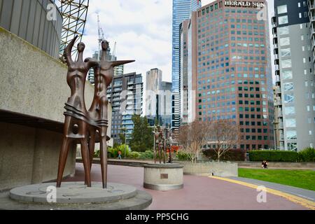 Sculture in ottone presso il Teatro di Stato con una vista di Melbourne in background, Melbourne VIC, Australia Foto Stock