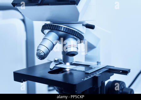 Chiusura del microscopio professionale in laboratorio Foto Stock