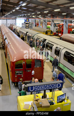 Foto deve essere accreditato ©Alpha premere 066465 22/09/2018 il Museo Depot a Acton a Londra detiene la maggioranza del Museo dei Trasporti di Londra delle collezioni che non sono esposti nel museo principale in Covent Garden. Essa si apre al pubblico in occasione di eventi speciali, compresi themed aperto nei fine settimana e visite guidate. Il magazzino ospita oltre 320.000 articoli di tutti i tipi, tra cui molte opere d'arte originali utilizzati per il museo più celebri della collezione di poster, veicoli, segni, modelli, fotografie, disegni tecnici e uniformi. Insieme questi costituiscono una delle più complete e importanti record di urbano Foto Stock