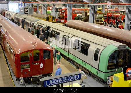 Foto deve essere accreditato ©Alpha premere 066465 22/09/2018 il Museo Depot a Acton a Londra detiene la maggioranza del Museo dei Trasporti di Londra delle collezioni che non sono esposti nel museo principale in Covent Garden. Essa si apre al pubblico in occasione di eventi speciali, compresi themed aperto nei fine settimana e visite guidate. Il magazzino ospita oltre 320.000 articoli di tutti i tipi, tra cui molte opere d'arte originali utilizzati per il museo più celebri della collezione di poster, veicoli, segni, modelli, fotografie, disegni tecnici e uniformi. Insieme questi costituiscono una delle più complete e importanti record di urbano Foto Stock