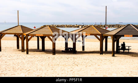 Tel Aviv, Israele - 4 Febbraio 2017: persone rilassante sulla spiaggia di Tel Baruch a Tel Aviv, Israele Foto Stock