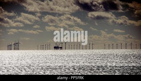 Turbine per centrali eoliche in mare Sussex England Regno Unito Foto Stock