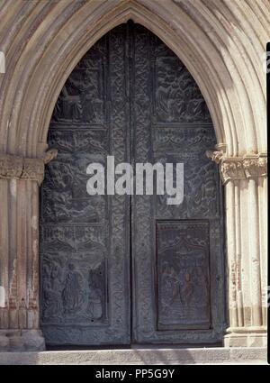 PUERTA CON RILIEVI MEDIEVALES- ESCENAS Vida de Jesus y la Virgen- S XV-BRONCE REPUJADO. Autore: COLONIA PABLO DE. Posizione: MONASTERIO-esterno. GUADALUPE. CACERES. Spagna. Foto Stock