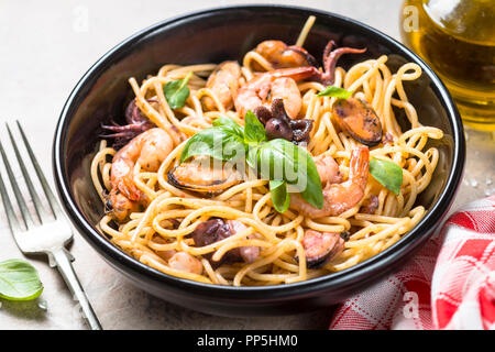 Pasta spaghetti con frutti di mare e salsa di pomodoro. Foto Stock