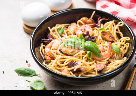 Pasta spaghetti con frutti di mare e salsa di pomodoro. Foto Stock