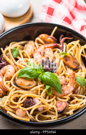 Pasta spaghetti con frutti di mare e salsa di pomodoro. Foto Stock