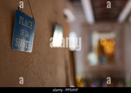 Vecchio stile piastra in metallo con Place de la sieste messaggio in Can Xicu negozio vintage a El Pilar de La Mola (La Mola, Formentera, isole Baleari, Spagna) Foto Stock