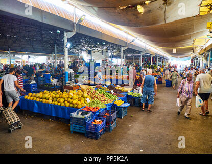 Bodrum, Turchia - Luglio 6, 2018. I cittadini lo shopping nel mercato di Bodrum, Kapalı Pazar Yeri, presso il centro cittadino. Provincia di Mugla, Turchia. Foto Stock