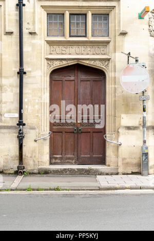 Pesanti porte di legno all'ingresso al vecchio ufficio postale Foto Stock
