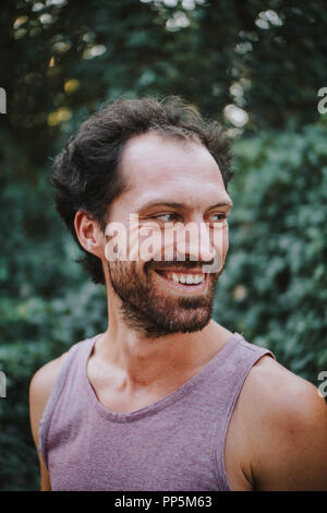 Ritratto di sorridere uomo caucasico Foto Stock