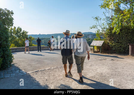 Avignone, FRANCIA, coppie senior turisti in visita al Parco, 'Rocher des Doms » a piedi fuori, clima Foto Stock