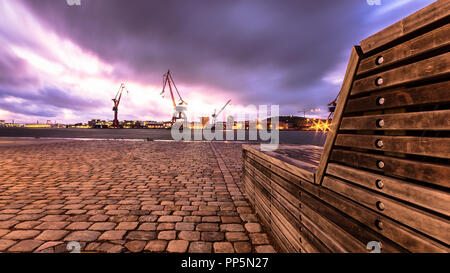 Vista con due gru da carico da Stenpiren bus terminal a Göteborg Svezia catturati durante la tempesta Foto Stock