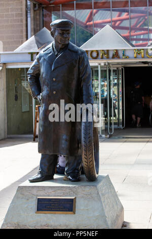 Statua di Edward Montagu [ terzo barone Montagu di Beaulieu ] il fondatore della National Motor Museum di Beaulieu Foto Stock