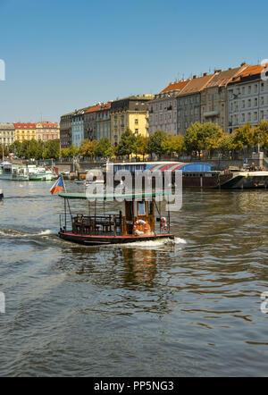 Piccoli taxi d'acqua che attraversa il fiume Vltava nel centro di Praga Foto Stock