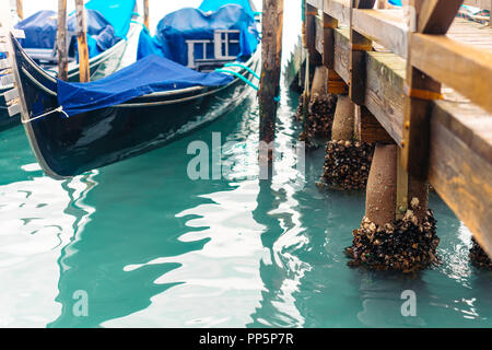 Righe di legno tradizionali gondole Foto Stock