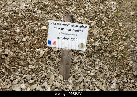 Segno che segna il luogo dove rimane di un misterioso soldato francese sono stati trovati nei principali de Massiges in Marne regione nel nord-est della Francia. Il principale de Massiges è stato uno dei principali luoghi della Prima guerra mondiale dal 1914 al 1918. I resti del soldato servita nella XXIII coloniale reggimento di fanteria dell'esercito francese sono stati trovati in ottobre 2012 durante i lavori di restauro della zona realizzata mediante i principali de Massiges associazione fin dal 2009. Foto Stock