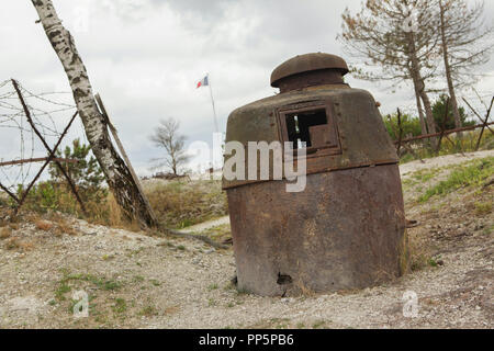 Trincea post di osservazione utilizzata durante la Prima Guerra Mondiale nelle principali de Massiges in Marne regione nel nord-est della Francia. Il principale de Massiges è stato uno dei principali luoghi della Prima guerra mondiale dal 1914 al 1918. La trincea di origine tedesca è stata conquistata dal ventitreesimo coloniale reggimento di fanteria dell'esercito francese il 25 settembre 1915 ed è stata la prima linea di difesa francese da settembre a ottobre 1915. La trincea posto di osservazione è stato ripristinato durante i lavori di restauro della zona realizzata mediante i principali de Massiges associazione fin dal 2009. Foto Stock