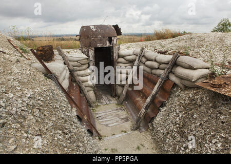 Trincea post di osservazione utilizzata durante la Prima Guerra Mondiale nelle principali de Massiges in Marne regione nel nord-est della Francia. Il principale de Massiges è stato uno dei principali luoghi della Prima guerra mondiale dal 1914 al 1918. La trincea di origine tedesca è stata conquistata dal ventitreesimo coloniale reggimento di fanteria dell'esercito francese il 25 settembre 1915 ed è stata la prima linea di difesa francese da settembre a ottobre 1915. La trincea posto di osservazione è stato ripristinato durante i lavori di restauro della zona realizzata mediante i principali de Massiges associazione fin dal 2009. Foto Stock