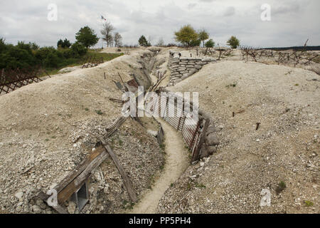 Filo spinato aggrovigliamenti e trincee utilizzate durante la Prima Guerra Mondiale nelle principali de Massiges in Marne regione nel nord-est della Francia. Il principale de Massiges è stato uno dei principali luoghi della Prima guerra mondiale dal 1914 al 1918. Le trincee di origine tedesca sono stati conquistati dal ventitreesimo coloniale reggimento di fanteria dell'esercito francese il 25 settembre 1915 e sono stati la prima linea di difesa francese da settembre a ottobre 1915. Trincee e filo spinato avviluppamenti nella zona sono ripristinate mediante il principale de Massiges associazione fin dal 2009. Foto Stock