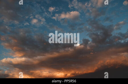 Formazioni di nubi nel cielo blu al tramonto. (Foto: Luis Gutierrez / NortePhoto). Formaciones de nubes en el cielo azul al atardecer. (Foto: Lui Foto Stock