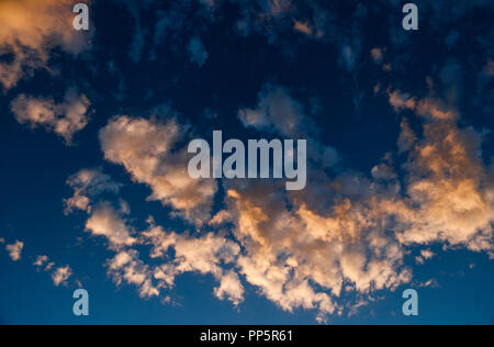 Formazioni di nubi nel cielo blu al tramonto. (Foto: Luis Gutierrez / NortePhoto). Formaciones de nubes en el cielo azul al atardecer. (Foto: Lui Foto Stock