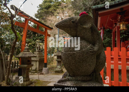 KYOTO, Giappone - 08 FEB 2018: i topi statua close up e red torii su Otoyo jinja sacrario di Kyoto Foto Stock