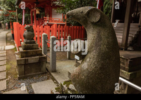 KYOTO, Giappone - 08 FEB 2018: i topi statua vicino sul Otoyo jinja sacrario di Kyoto Foto Stock