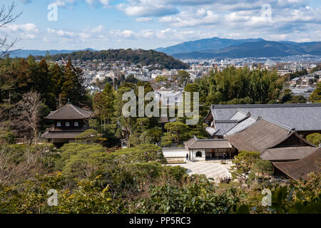 KYOTO, Giappone - 08 FEB 2018: vista aerea di Kyoto e foresta verde da Ginkaku-ji Foto Stock