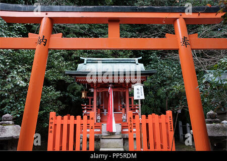 KYOTO, Giappone - 08 FEB 2018: Santuario incorniciato tra red torii gate sulla Otoyo jinja sacrario di Kyoto Foto Stock