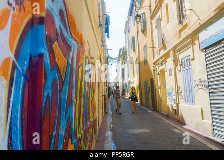 Marseille, Francia, camminando sulla strada, davanti a Palazzo vecchio centro della città, i turisti in visita a quartiere, Arte di strada sul display nel vecchio quartiere Panier, quartieri locali Foto Stock