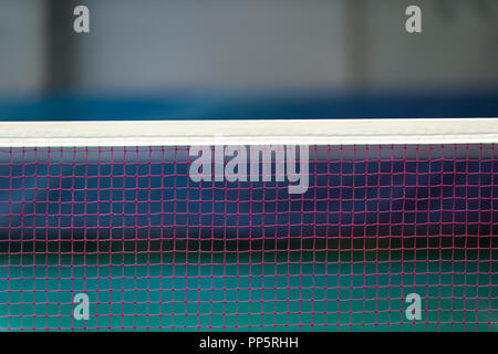 Badminton net indoor su badminton, vista ingrandita di badminton net con sfondo sfocato Foto Stock