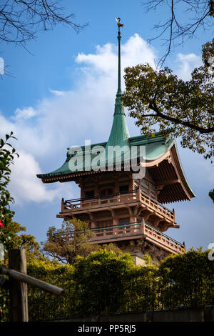 KYOTO, Giappone - 08 FEB 2018: stretto colpo di Daiun-in tempio Pagoda con verde acquamarina e soffitto a spike incorniciato con alberi e un blu cielo nuvoloso Foto Stock