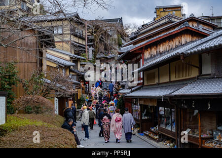 KYOTO, Giappone - 08 FEB 2018: Tradizionale street in Gion circondato da negozi e gente che cammina in costumi tradizionali Foto Stock