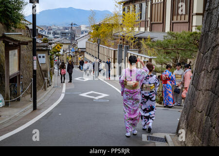 KYOTO, Giappone - 08 FEB 2018: i colori dei giovani giapponesi ragazze vestite in kimono tradizionali a piedi giù per una strada in Gion Foto Stock